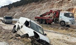 Kayalıklara çarpıp devrilen araçta 2 kişi yaralandı