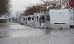 Kocaeli'de karavanlar su içinde kaldı, otopark sulara teslim oldu