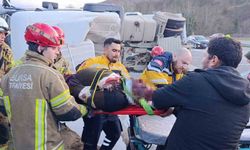 Bursa'da kontrolden çıkan beton tankeri devrildi : Sürücü ağır yaralı