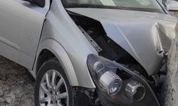 Kontrolden çıkan otomobil avlu duvarına çarptı: 4 yaralı