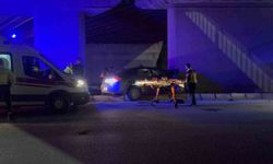 Kontrolden çıkan otomobil köprünün kolonuna saplandı: 1'i ağır 2 yaralı