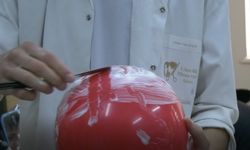 Köpüklü balonu patlatmadan, jiletle tıraş ederek sınavı geçiyorlar