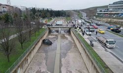 Küçükçekmece'de kazaya karışan araç, dereye uçtu