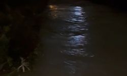 Kuşadası'nda dere taştı, alışveriş merkezi sular altında kaldı