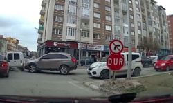 Kütahya'da iki aracın çarpışması kameralara yansıdı