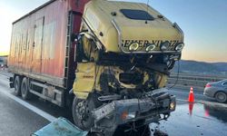 Kuzey Marmara Otoyolu'nda kamyon tıra arkadan çarptı: 1 yaralı