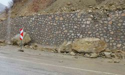 Malatya'da dev kaya parçaları yola düştü