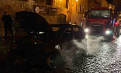 Mardin'de seyir halindeki otomobilde çıkan yangın söndürüldü