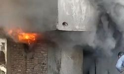 Bursa'da metruk bina alev alev yandı