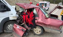 Minibüs ile otomobil kafa kafaya çarpıştı: 2 ölü, 4 yaralı