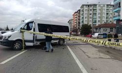 Minibüsün altına giren motosikletin sürücüsü ağır yaralandı