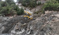 Muğla Büyükşehir ekiplerinden yaşanan heyelana anında müdahale