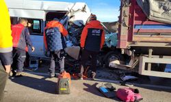 Öğrenci servisi tıra çarptı: 1 ölü, 7 yaralı