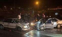 Osmaniye'de iki otomobil kafa kafaya çarpıştı: 4 yaralı