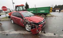 Otomobil ile traktör çarpıştı: 2 yaralı
