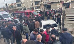 Otomobil park halindeki araçlara çarptı: 1'i ağır 3 yaralı