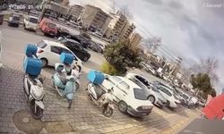 Otomobil sürücüsü ile motosikletli kurye arasındaki gerginlik kamerada