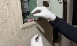 Otomobil ve elektrik panosuna zulalanan uyuşturucuları polis buldu: 3 tutuklama