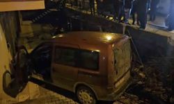 Otomobille çarpışan hafif ticari araç apartman boşluğuna savruldu: 2 yaralı