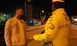 Polisten 'babalık' yapmasını isteyen alkollü sürücü gazetecinin şarjının bitmesini diledi