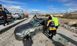 Refüje çarpan otomobil şarampole takla attı: 1 yaralı