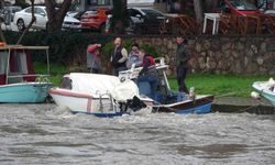 Sarıçay'da balıkçı nöbeti: Balıkçılar tekneleri batmasın diye bekliyor