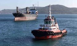 Sarıyer açıklarında kurtarıldıktan sonra İstanbul Boğazı'nda savrulan gemi kurtarıldı