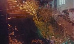 Sarıyer'de yağış nedeniyle bina yanındaki merdivenler çöktü: Mahalleli sokağa döküldü