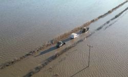 Sel sularında araçta mahsur kalan sürücü ekiplerce kurtarıldı