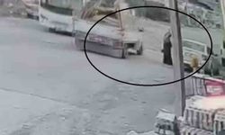 Seyir halindeki pikabın açılan kapağı kadının kafasına çarptı... O anlar kamerada