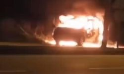 Seyir halindeyken alev alan otomobil kullanılmaz hale geldi