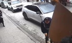 Şiddetli rüzgar nedeniyle düşen tabela, işçinin kafasına böyle çarptı: O anlar güvenlik kamerasında
