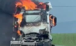 Silopi'de alev alev yanan tır kullanılmaz hale geldi