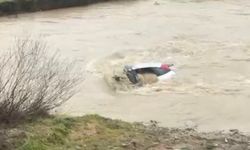 Sürücü kıyıya çıktı, otomobil suda kaldı: Vatandaşlar halatla müdahale etti