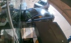 Sürücüsünün kontrolünü kaybettiği otomobilin pastaneye girdiği an kameraya yansıdı