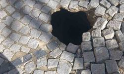 Tarihi altyapı çöktü, yol trafiğe kapatıldı