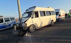 Tarım işçilerini taşıyan minibüs direğe çarptı: 15 yaralı