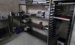 Tatlı hamurunu ayağıyla çiğnedi