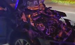 Temizlik aracına çarpan otomobil hurdaya döndü