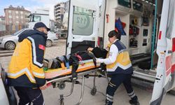 Ters yöne giren kamyonet, öğrenci servisine çarptı: 9 yaralı