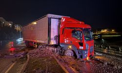 Tır refüje çıktı, 2 otomobil zarar gördü