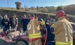 Tıra çarpan otomobil hurdaya döndü: Sürücü şans eseri kurtuldu