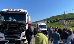 Tire'de hatalı sollama yapan otomobil kamyona çarptı