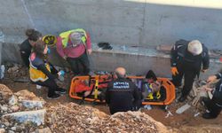 Toprak zemin kaydı, 3 metreden düşüp yaralanan inşaat işçisini ekipler kurtardı