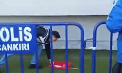 Türk polisinin bayrak sevdası: Tartışma sırasında düşen bayrağı kaldırdı