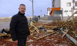 Uçan çatının altında kalmaktan saniyelerle kurtuldu