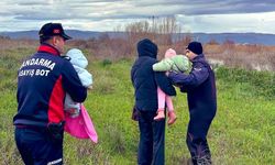 Uluabat Gölü'nde mahsur kalan aileyi jandarma kurtardı