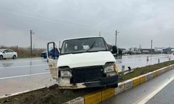 Uşak'ta panelvan aracın refüje çarpması sonucu 1 kişi yaralandı