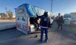 Üzeri hayvan dışkısıyla kapatılan kamyonetin gizli bölmesinden kaçak göçmen çıktı