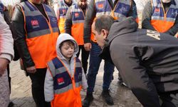 Vali Taşolar, minik AFAD gönüllüsü Poyraz Ege ile bir araya geldi